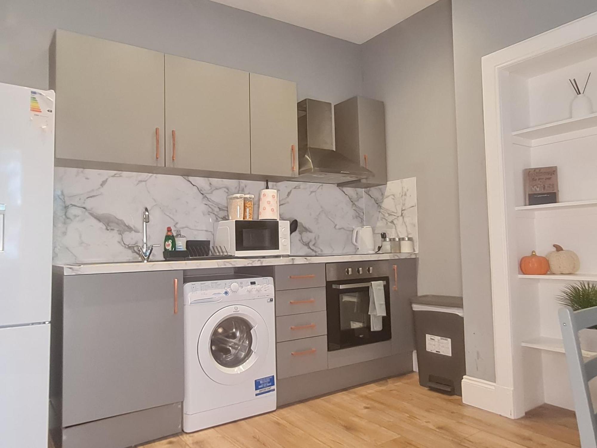 Modern 3 Bed With Free Parking *