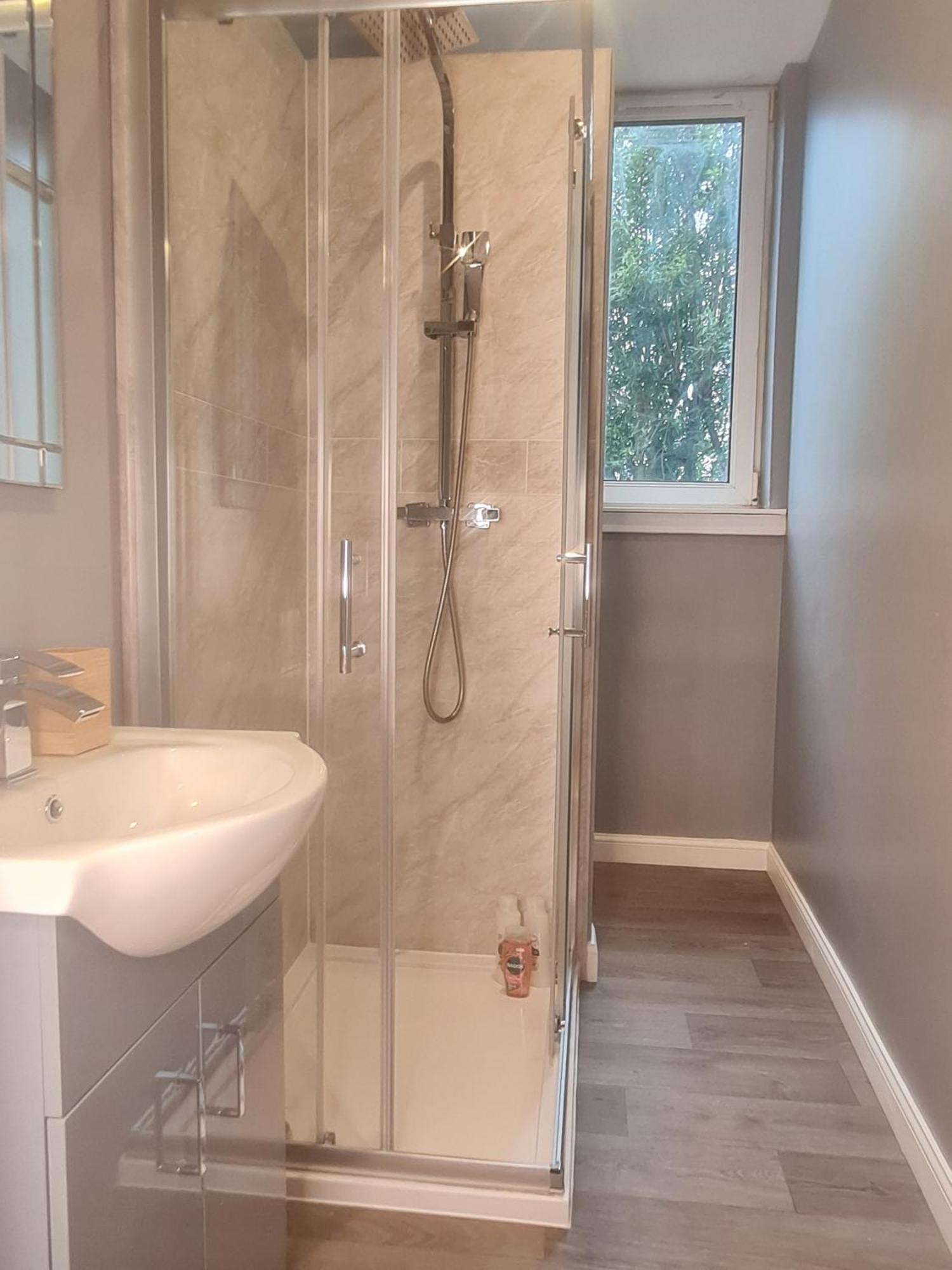 Modern 3 Bed With Free Parking Holiday home *