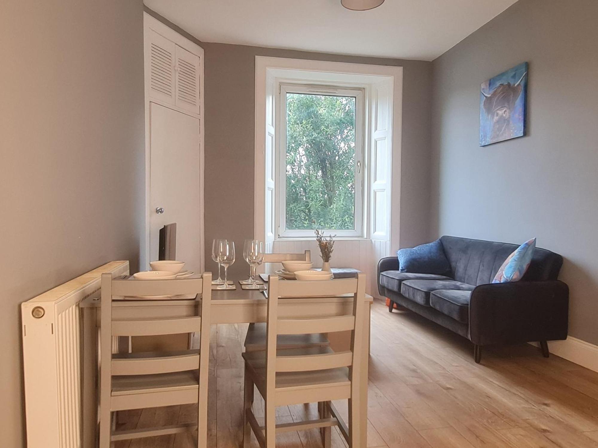 Modern 3 Bed With Free Parking Holiday home