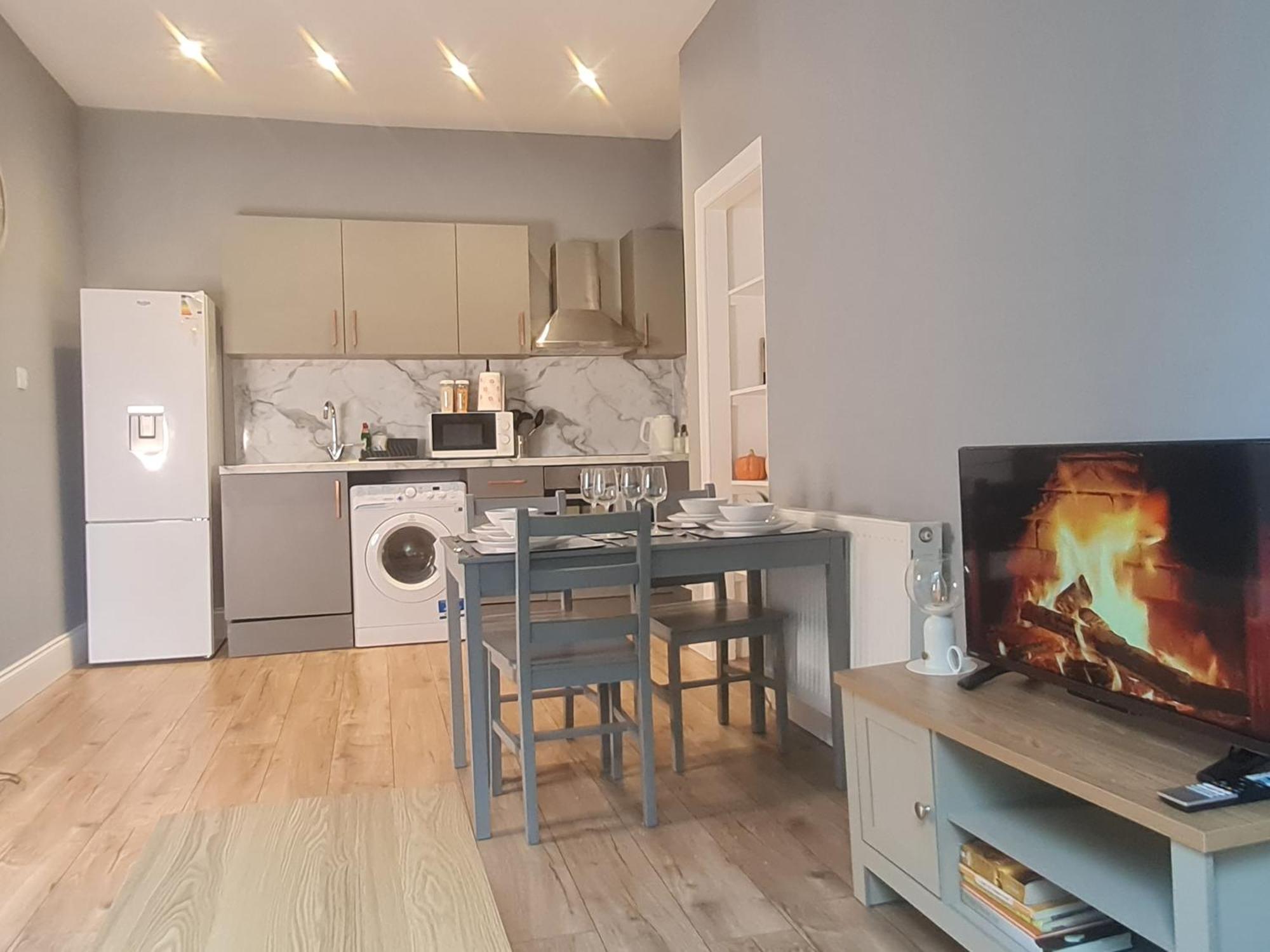Holiday home Modern 3 Bed With Free Parking *