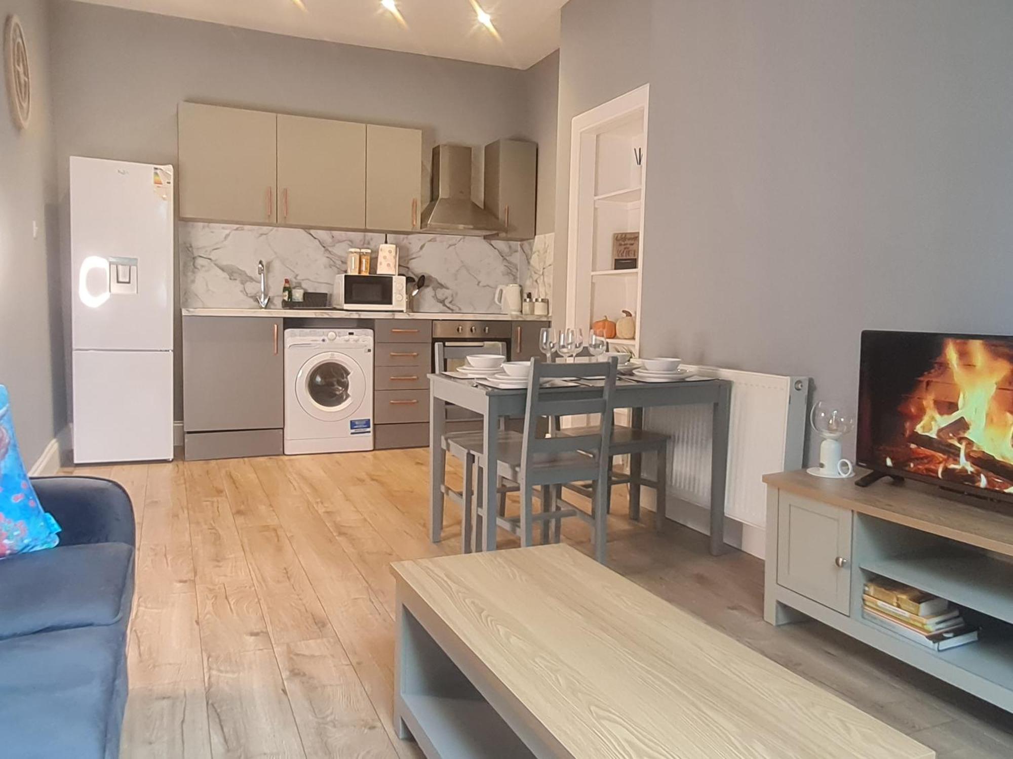 Modern 3 Bed With Free Parking *