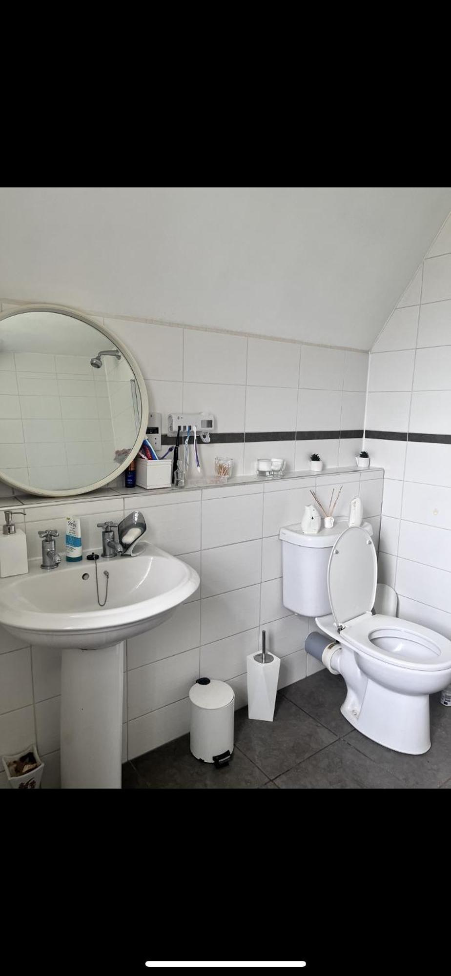 Homestay Private Bedroom In Detached In Newington *