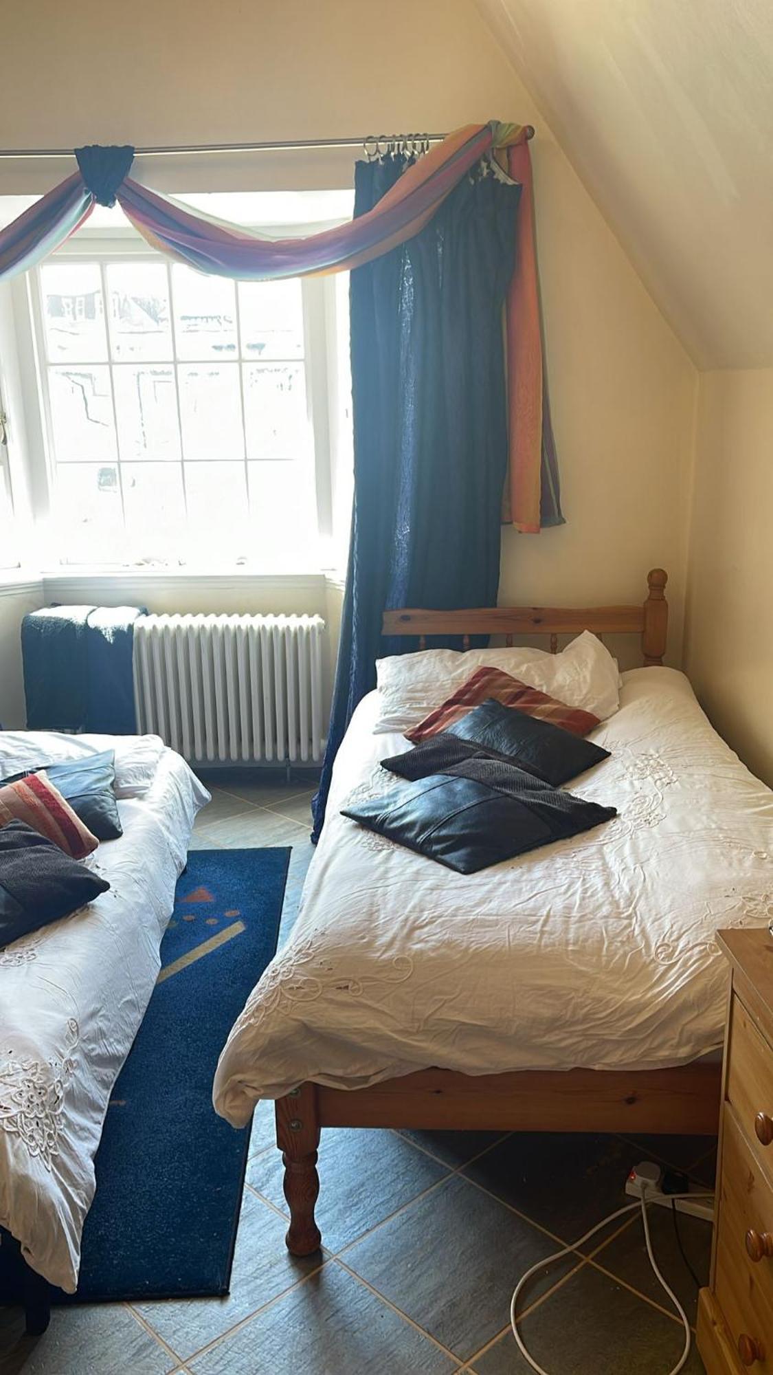 Private Bedroom In Detached In Newington *