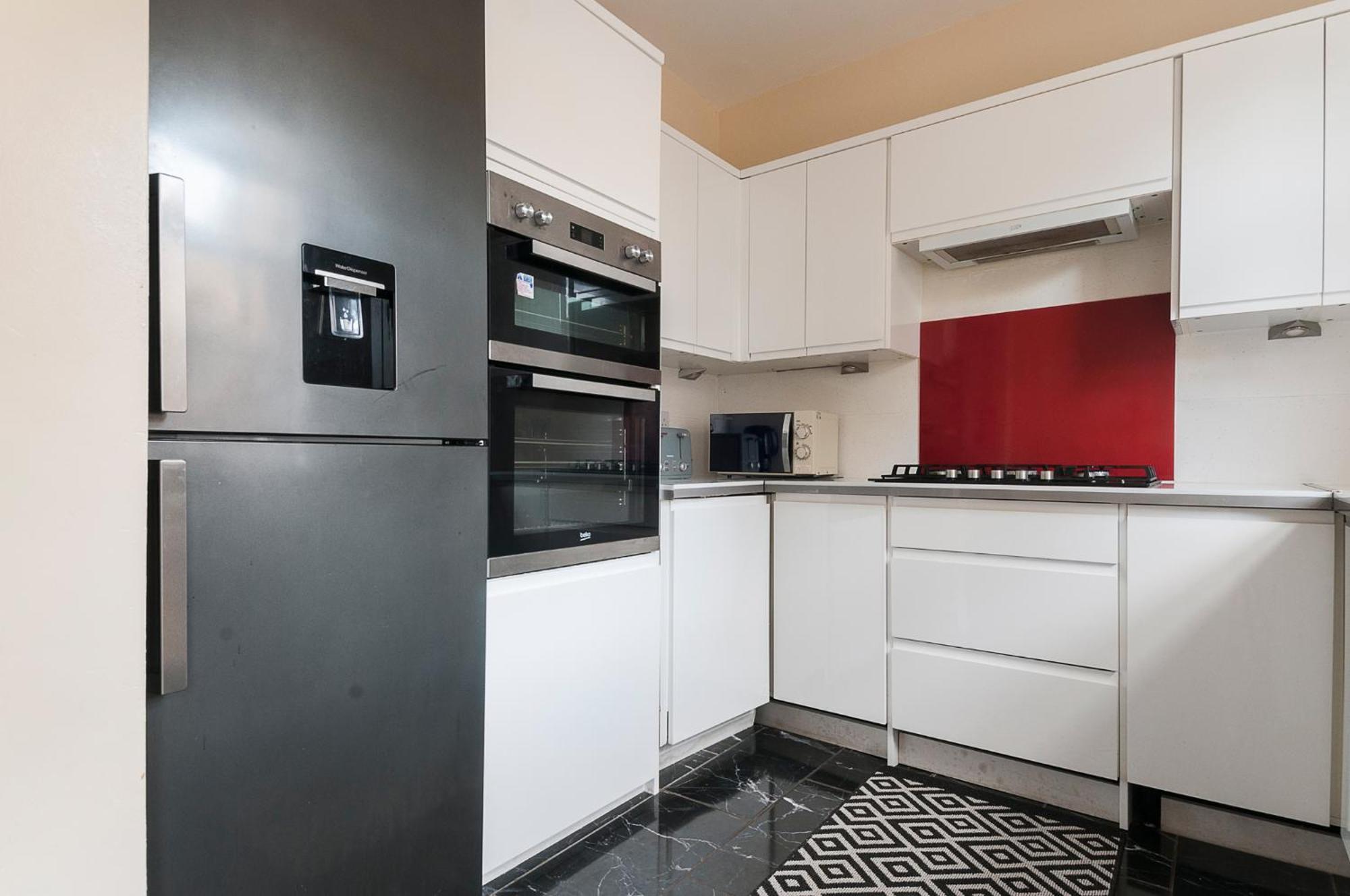 2 Bed Property, Sleeps 5, Free Parking, Near Centre *