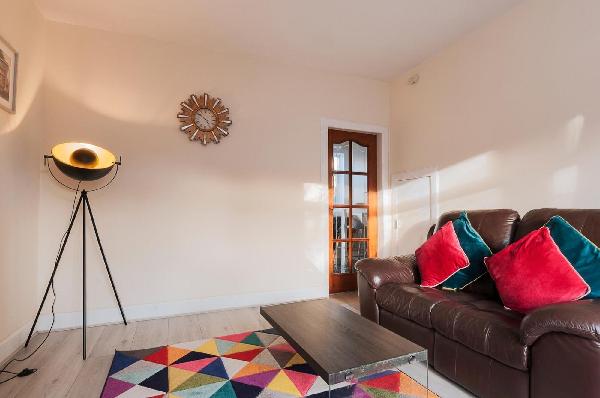 2 Bed Property, Sleeps 5, Free Parking, Near Centre Edinburgh