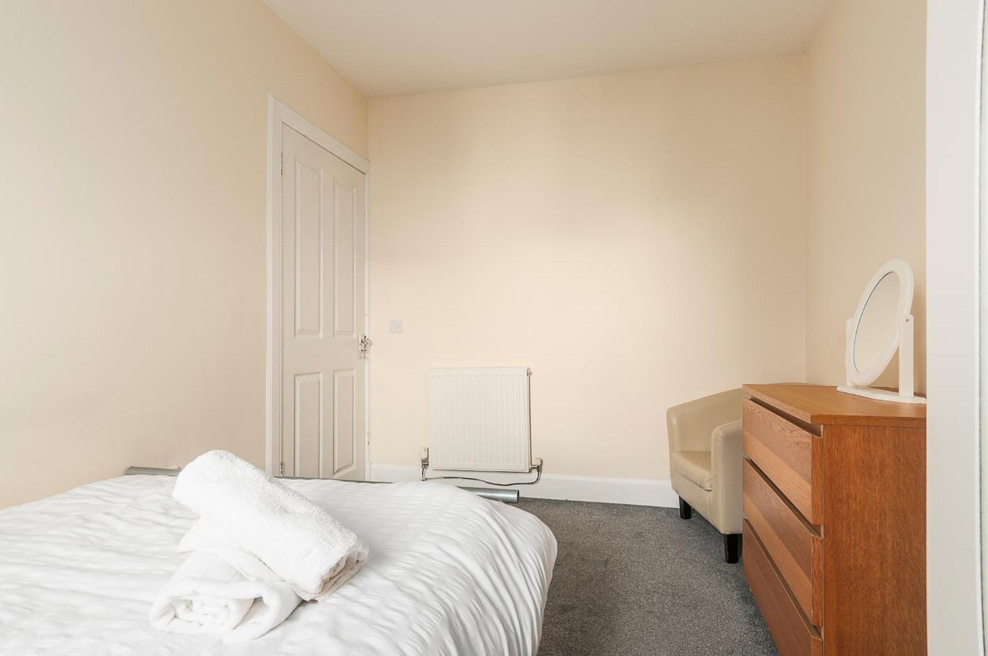 2 Bed Property, Sleeps 5, Free Parking, Near Centre * Edinburgh