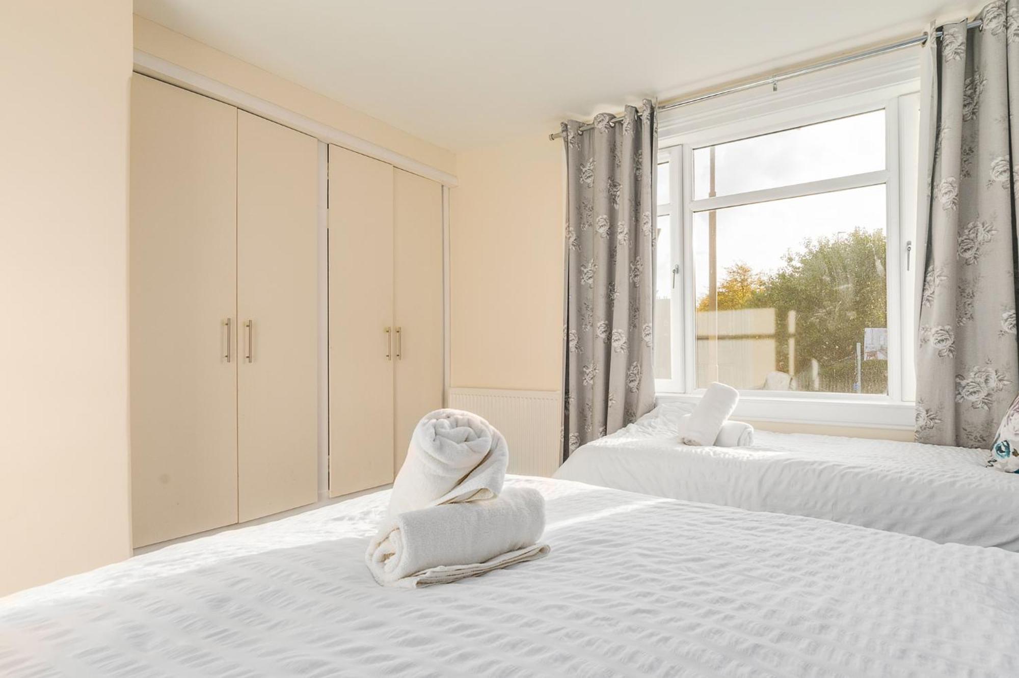 2 Bed Property, Sleeps 5, Free Parking, Near Centre