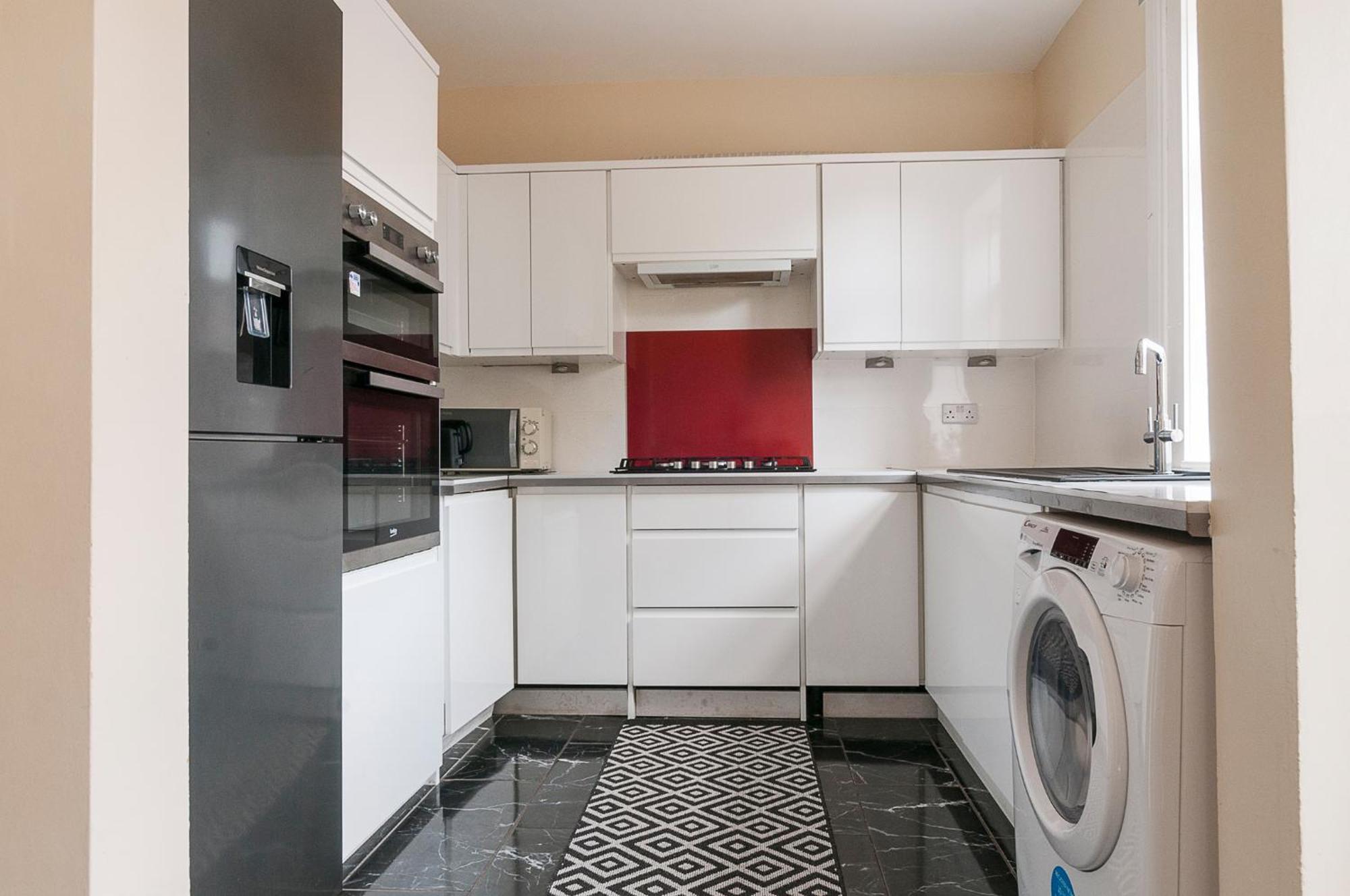 Holiday home 2 Bed Property, Sleeps 5, Free Parking, Near Centre