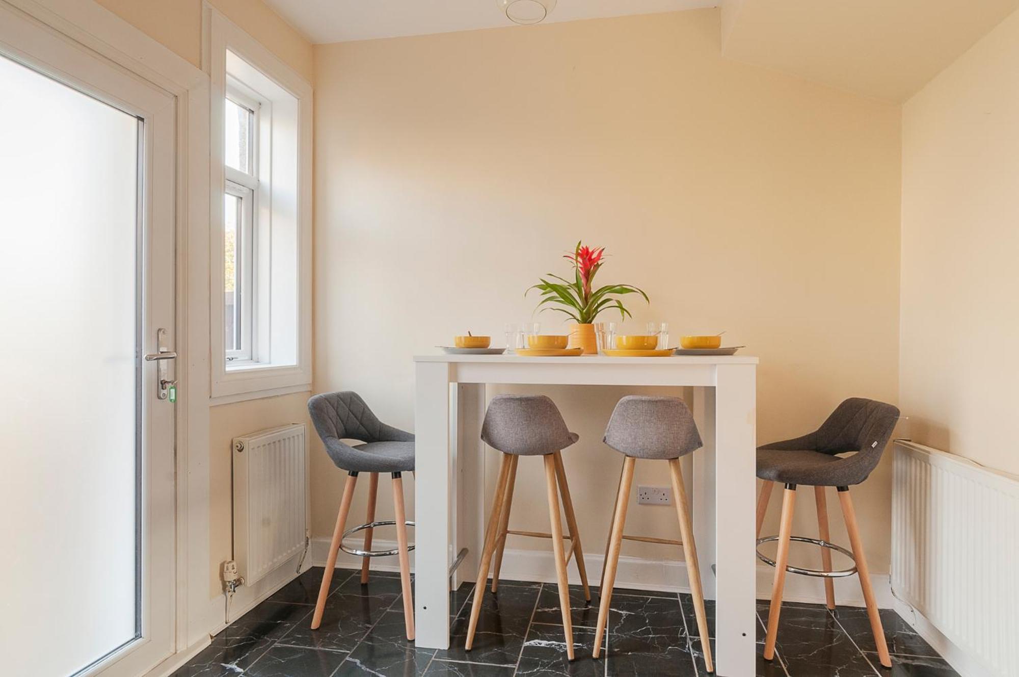 2 Bed Property, Sleeps 5, Free Parking, Near Centre Holiday home *