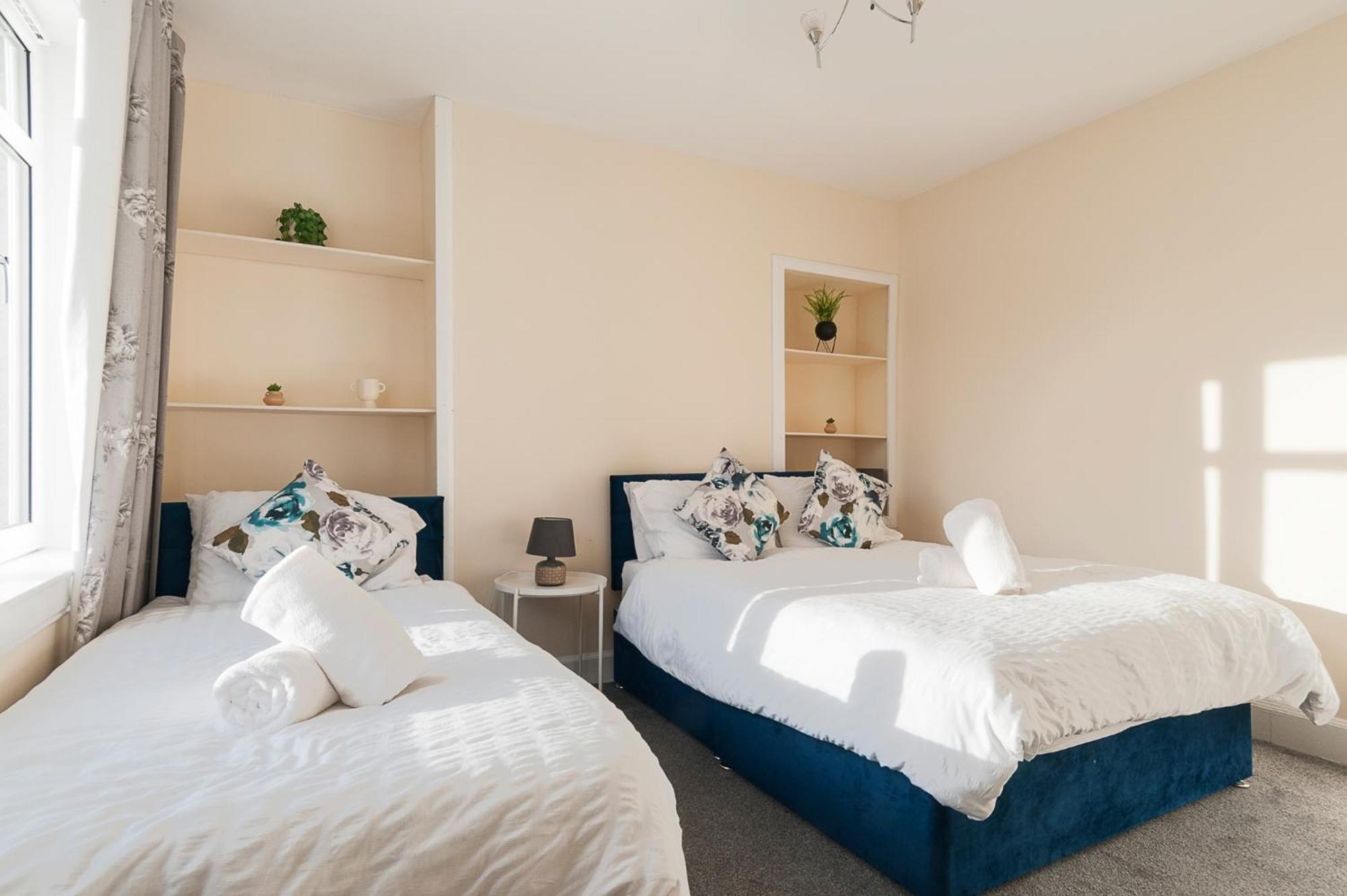 Holiday home 2 Bed Property, Sleeps 5, Free Parking, Near Centre *