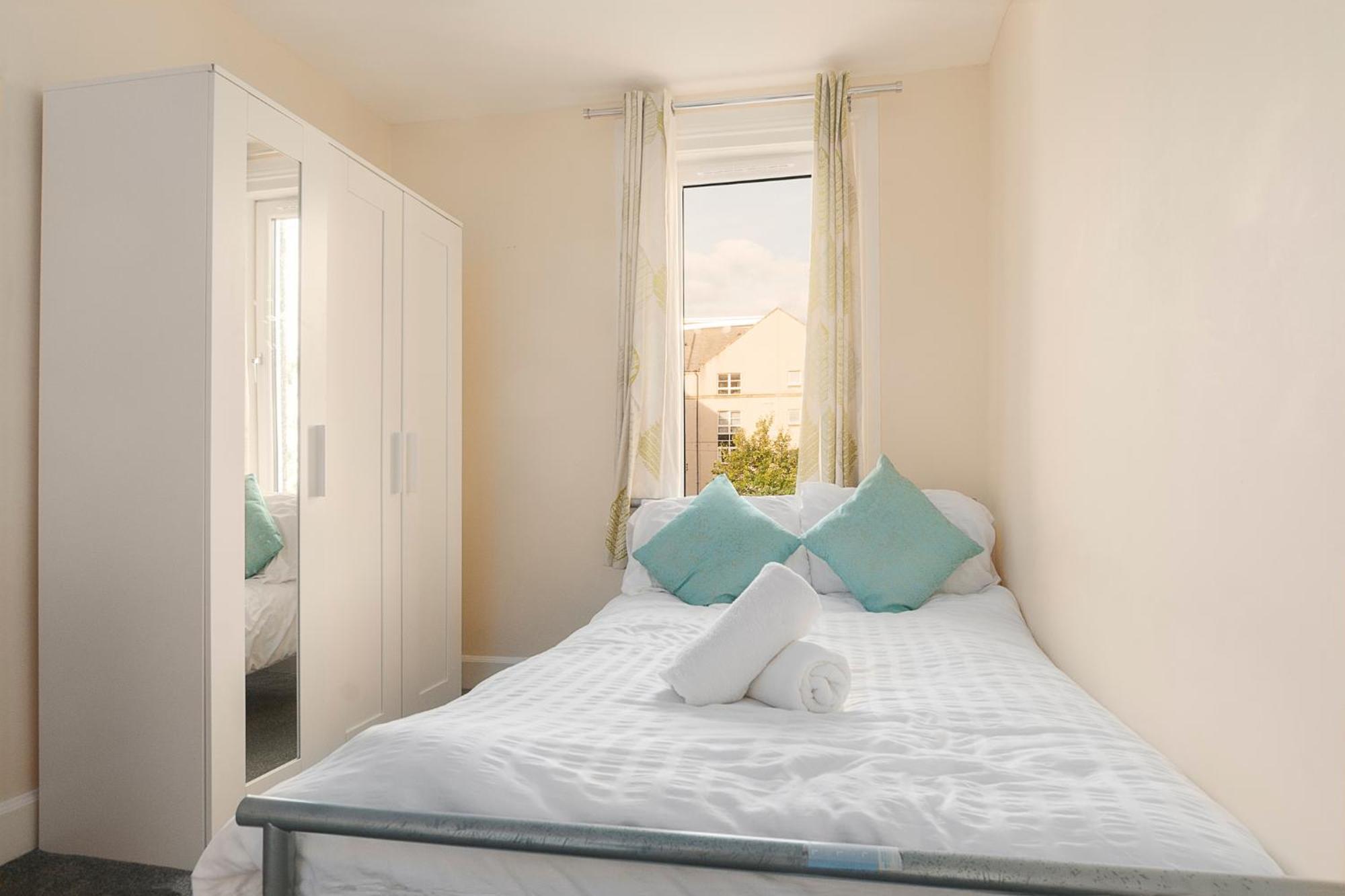 2 Bed Property, Sleeps 5, Free Parking, Near Centre *