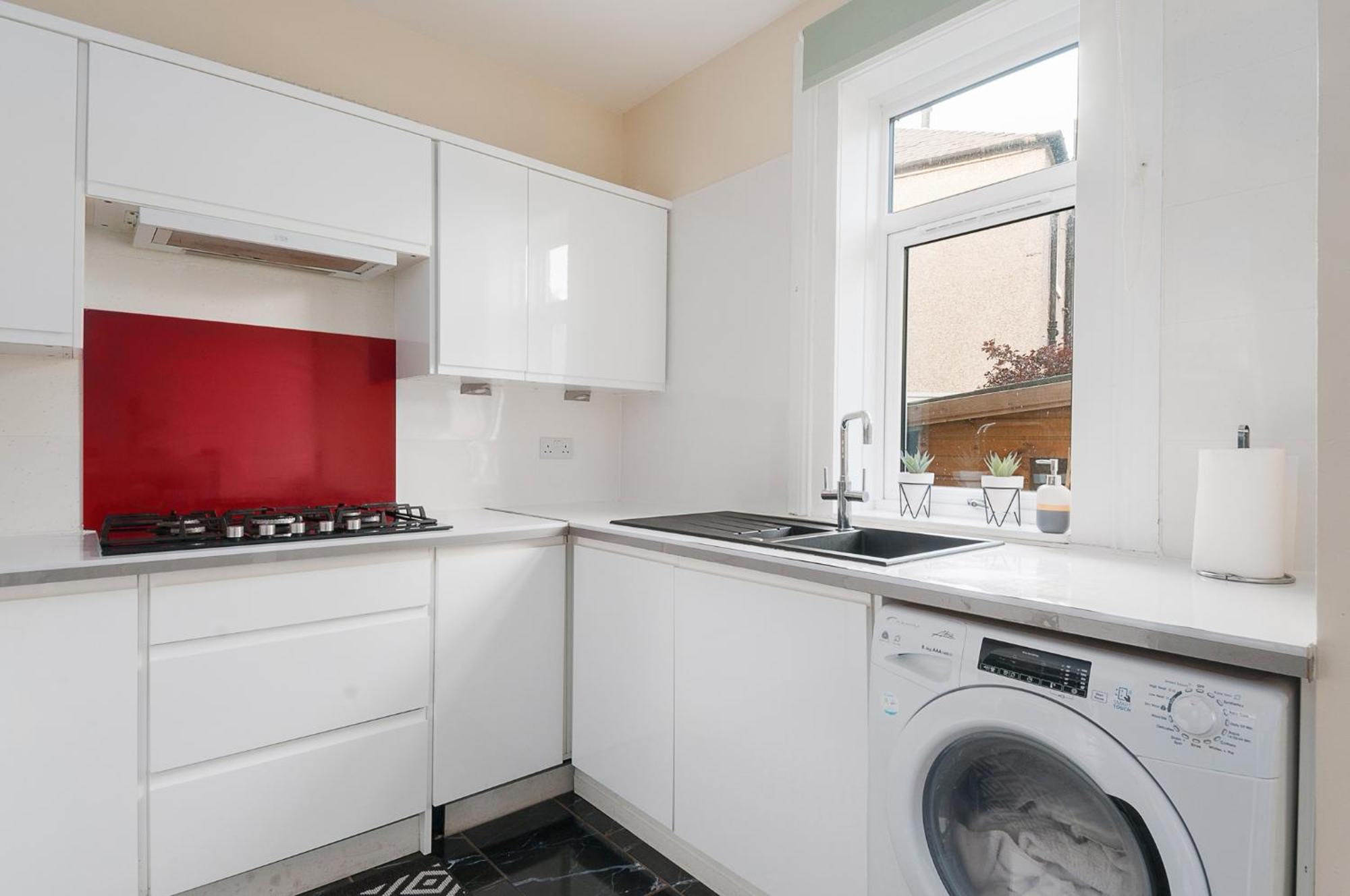 Holiday home 2 Bed Property, Sleeps 5, Free Parking, Near Centre