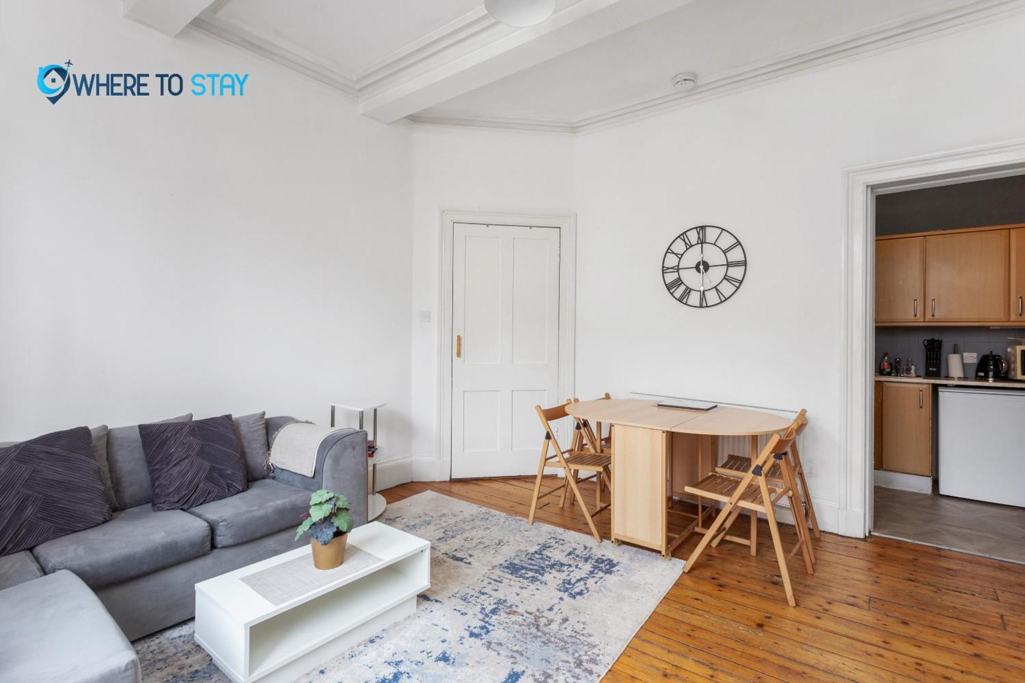 2 Bed - 7 Min Walk Train Station Apartment *