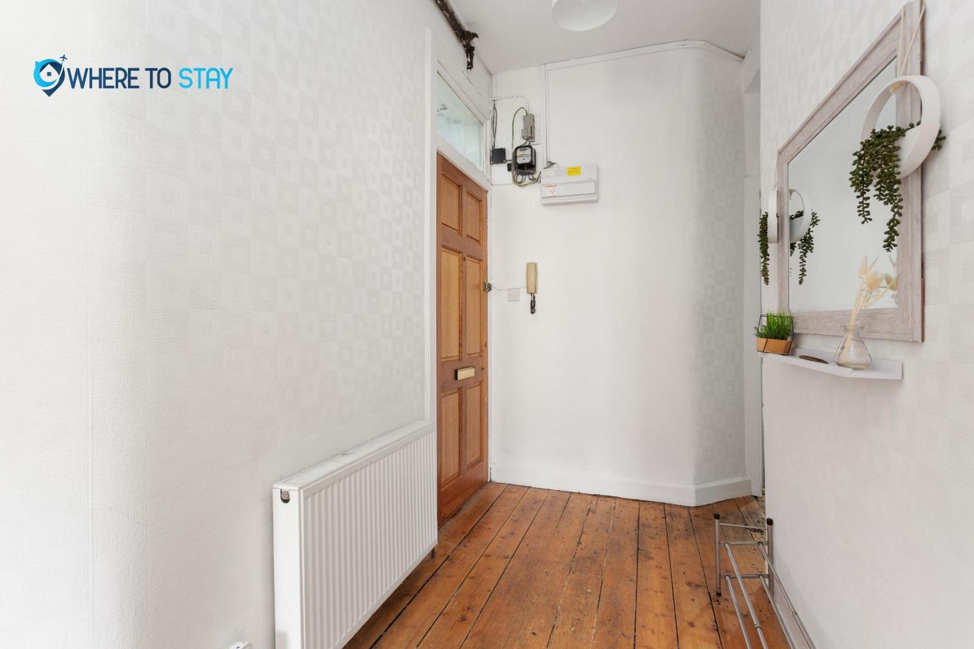 2 Bed - 7 Min Walk Train Station Apartment Edinburgh
