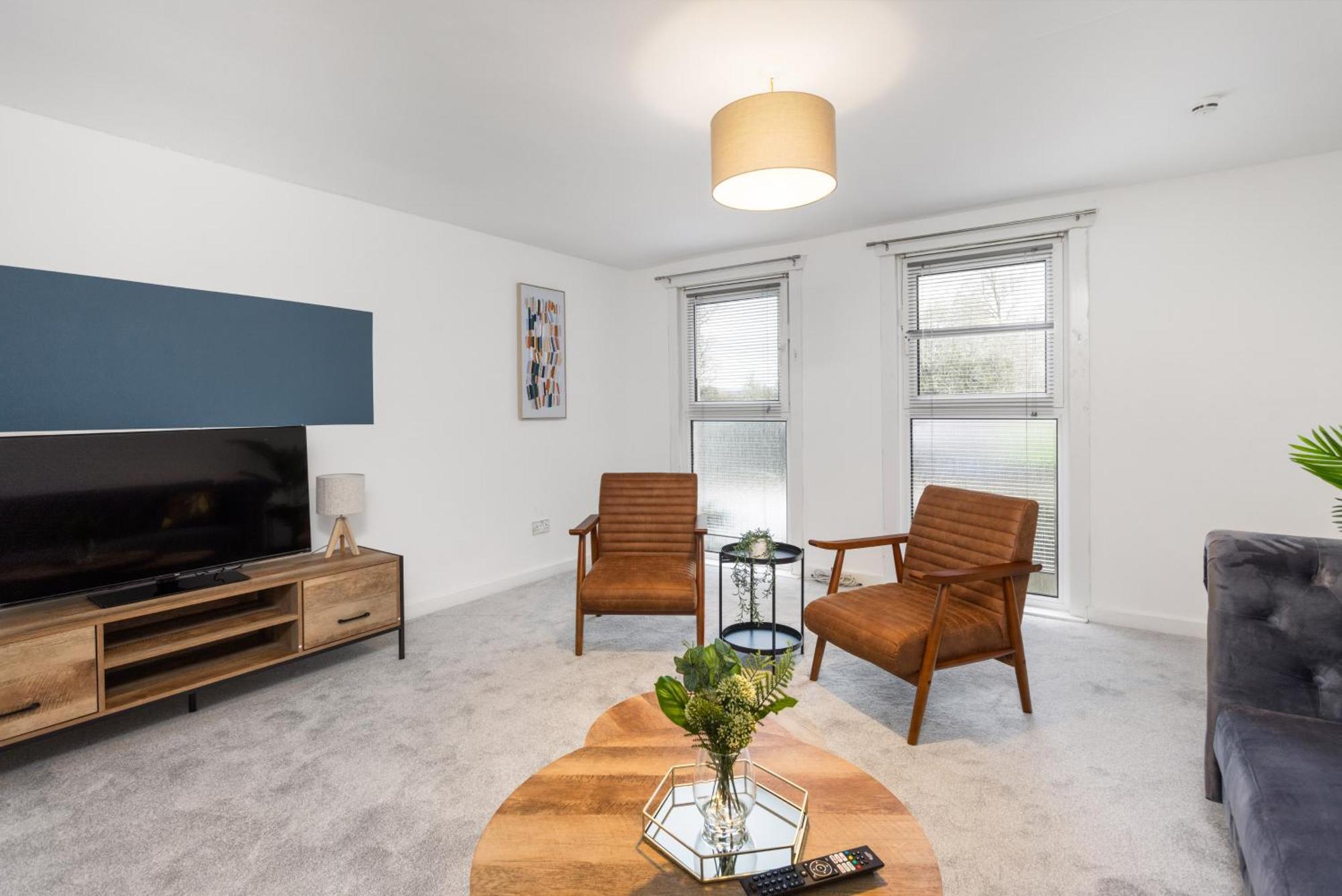 Stylish 3bed House Near Airport Apartment *