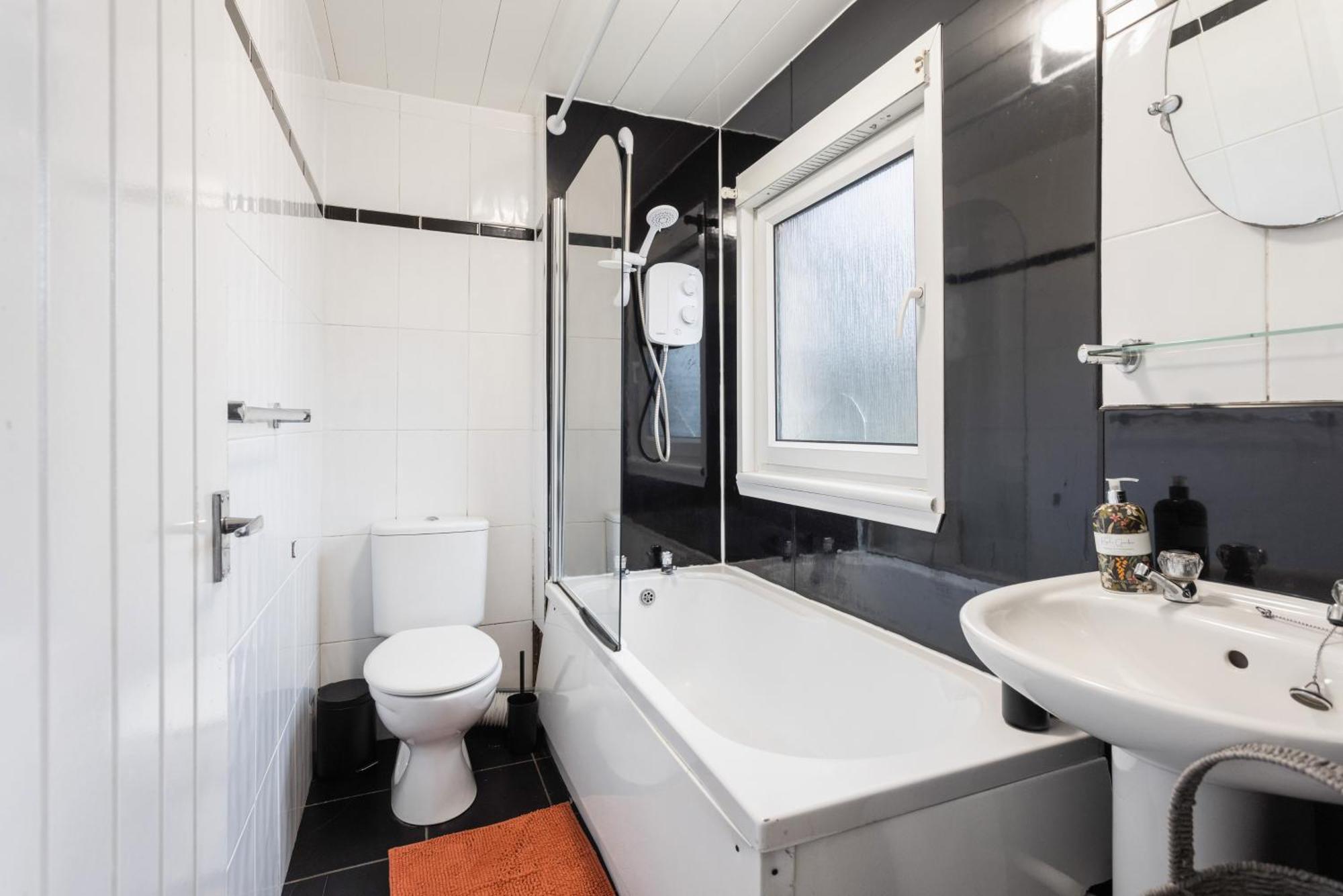 Stylish 3bed House Near Airport Apartment *
