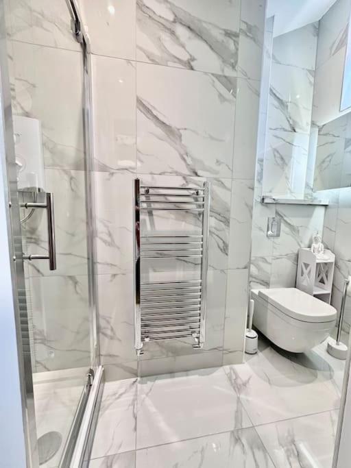 Spectacular 2 Bed, 2 Bath In Centre *