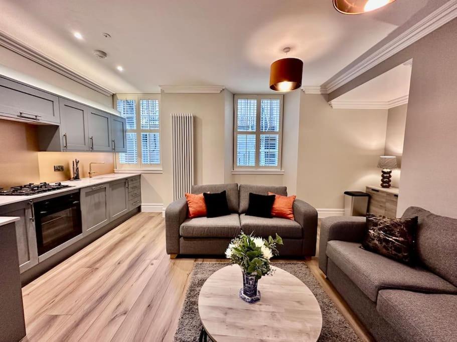 Spectacular 2 Bed, 2 Bath In Centre * Edinburgh