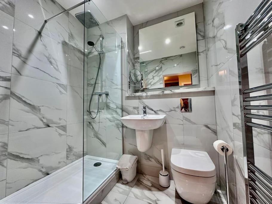 Spectacular 2 Bed, 2 Bath In Centre Edinburgh