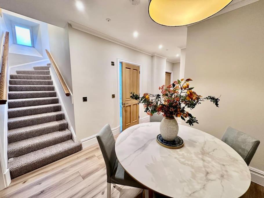 Spectacular 2 Bed, 2 Bath In Centre