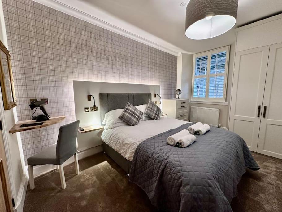 Spectacular 2 Bed, 2 Bath In Centre Apartment *