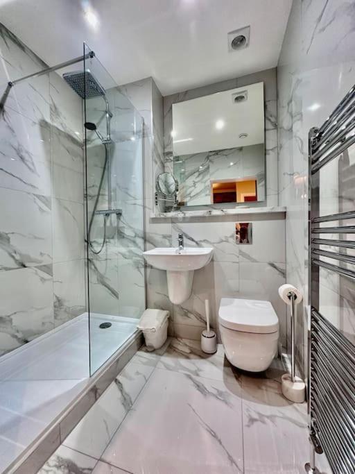Spectacular 2 Bed, 2 Bath In Centre Apartment *