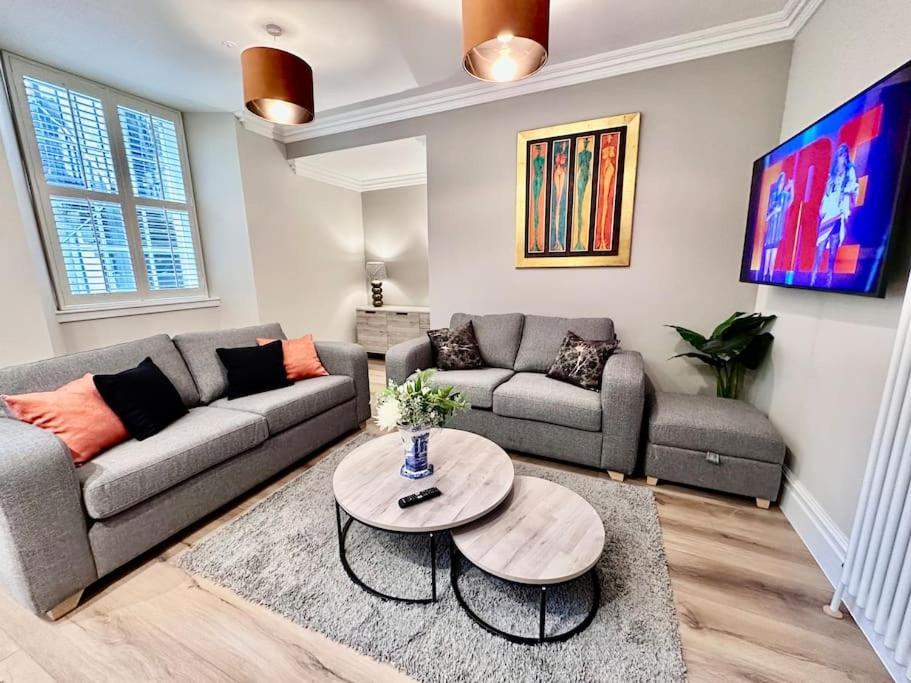 Spectacular 2 Bed, 2 Bath In Centre *