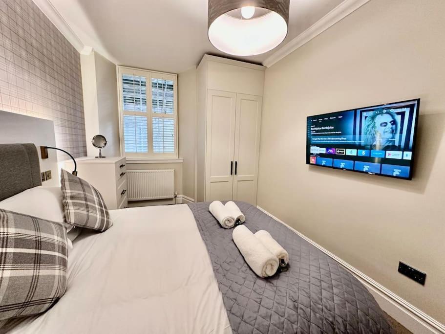 Spectacular 2 Bed, 2 Bath In Centre Apartment Edinburgh