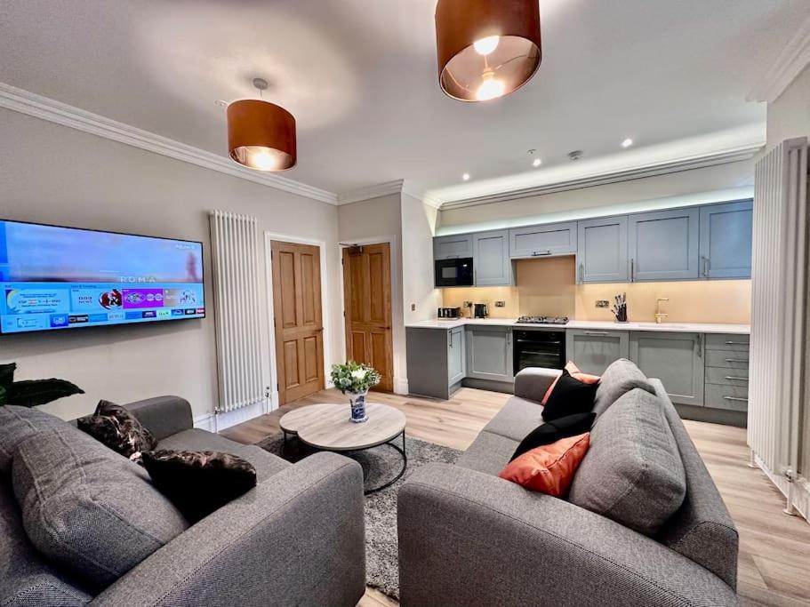 Spectacular 2 Bed, 2 Bath In Centre *
