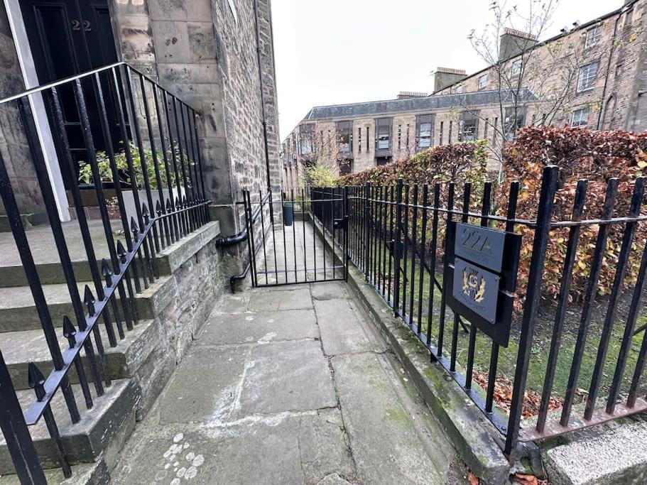 Spectacular 2 Bed, 2 Bath In Centre Edinburgh