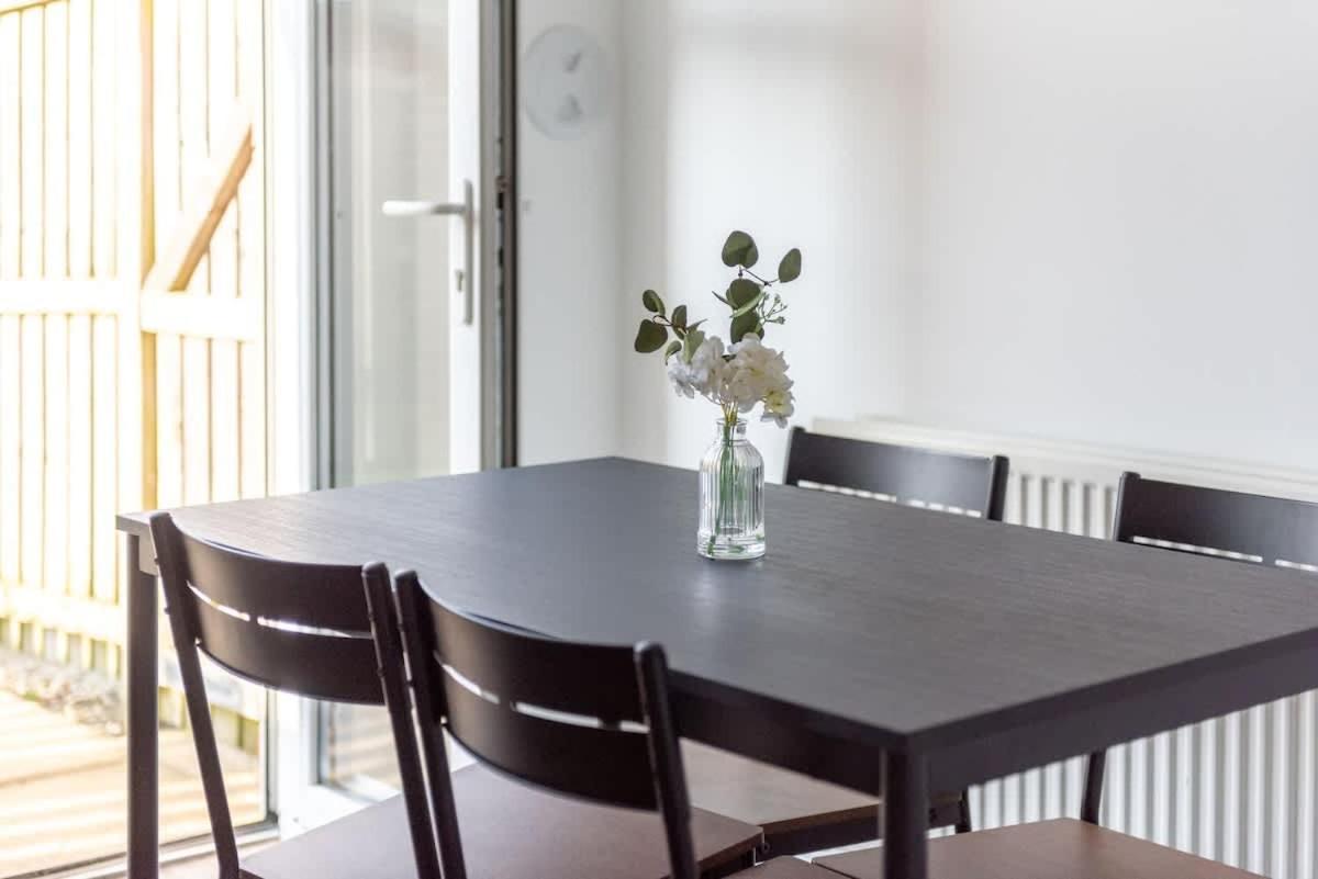 4 Bedroom House - Free Parking * EDI