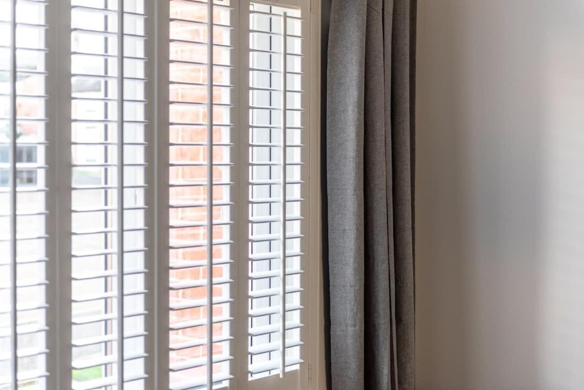 Vakantiehuis 4 Bedroom House - Free Parking *