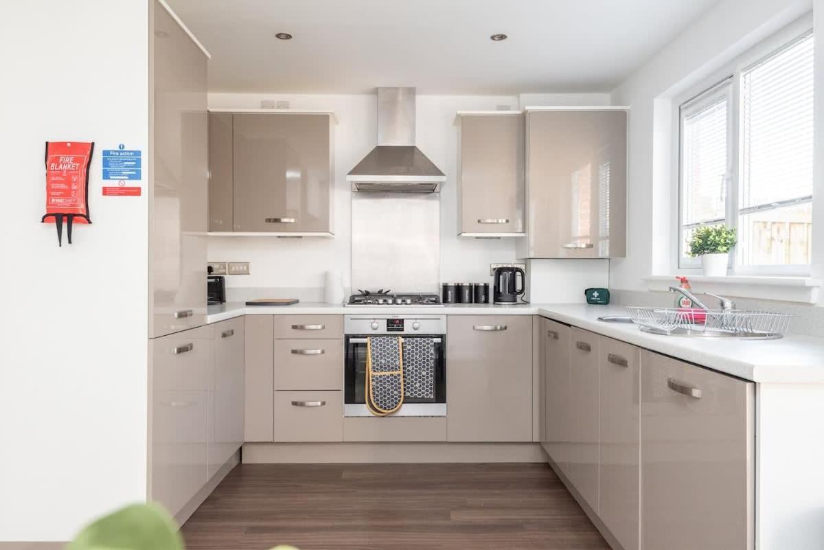 4 Bedroom House - Free Parking * EDI