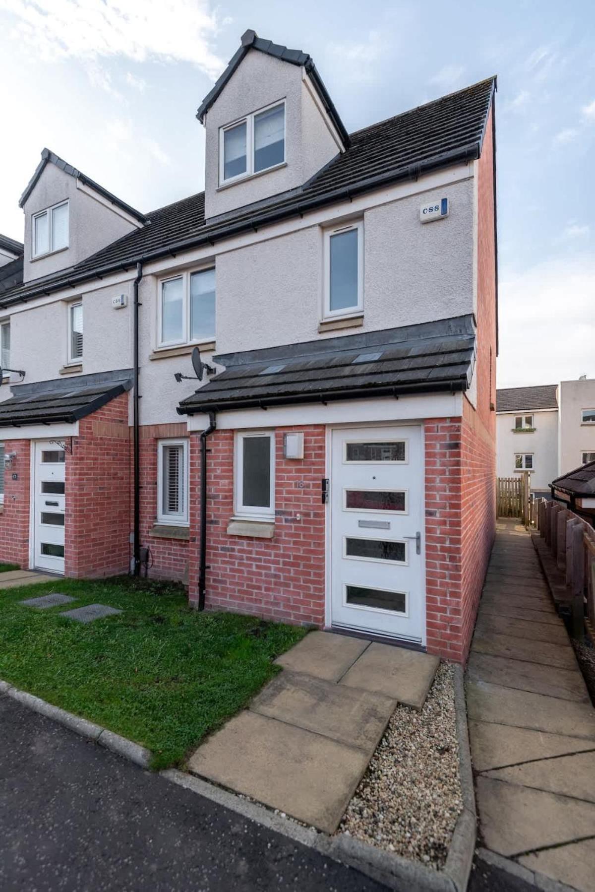 4 Bedroom House - Free Parking Holiday home