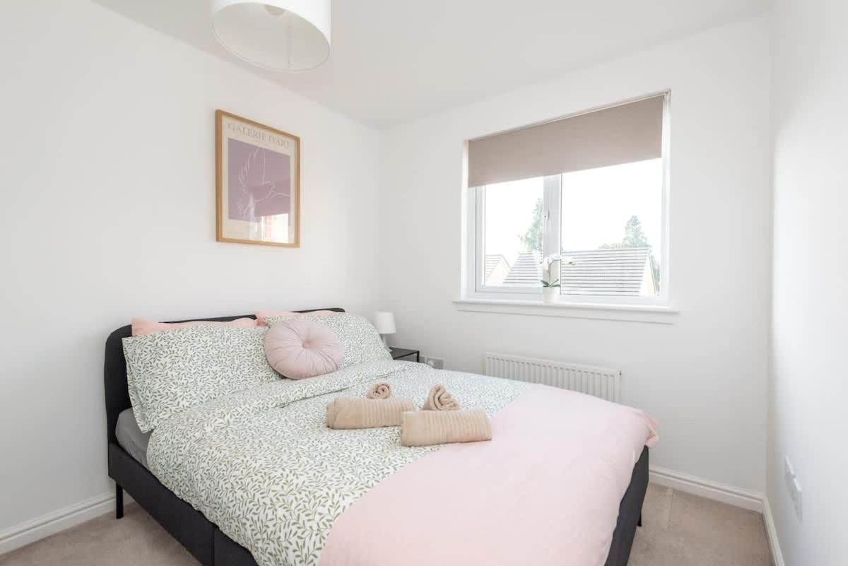 4 Bedroom House - Free Parking * EDI