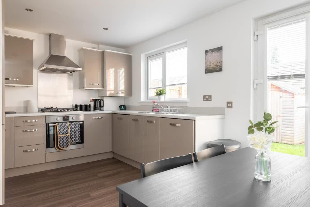4 Bedroom House - Free Parking Vakantiehuis EDI