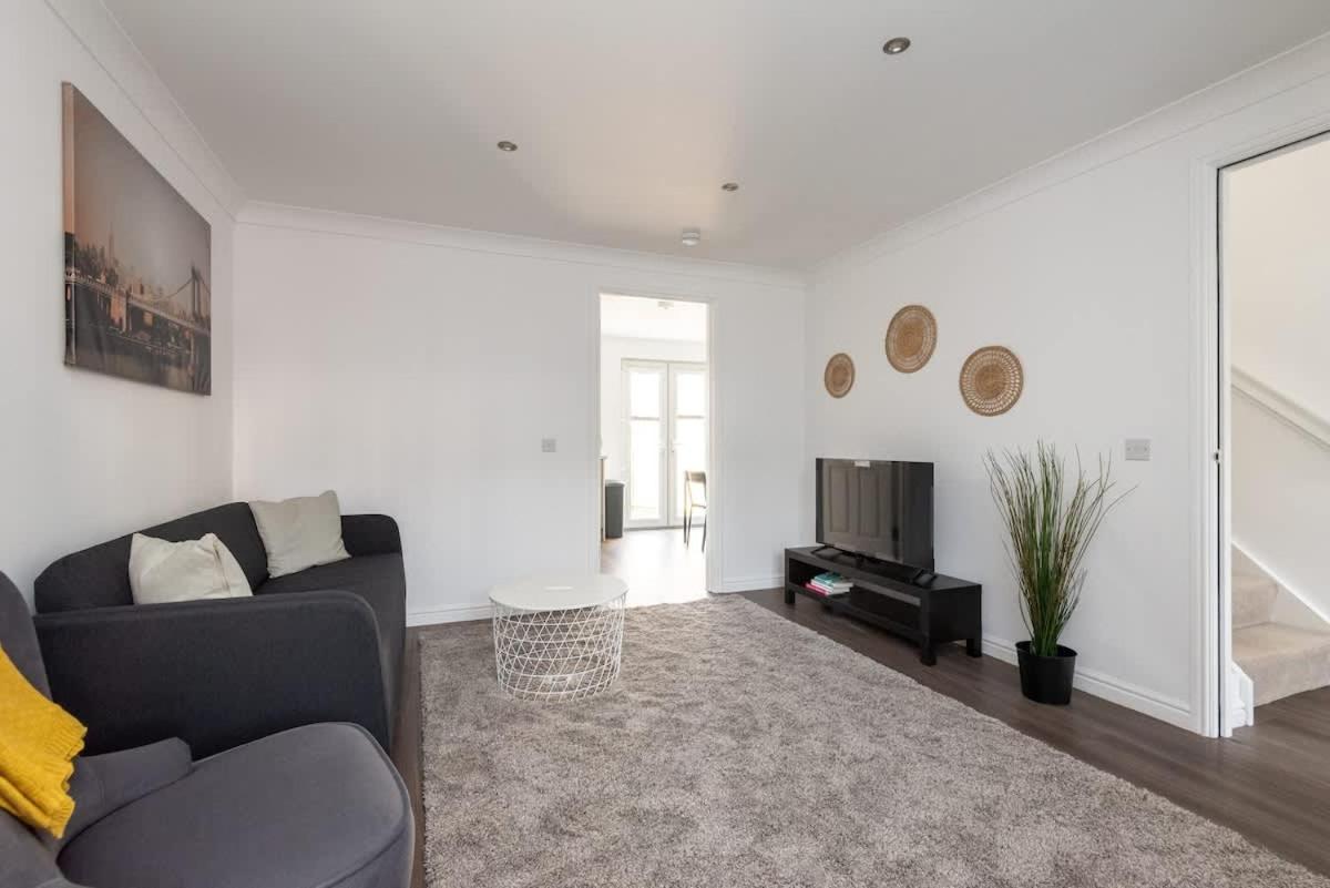 4 Bedroom House - Free Parking * EDI