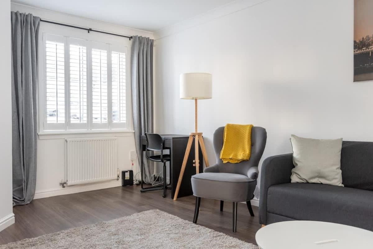 Holiday home 4 Bedroom House - Free Parking
