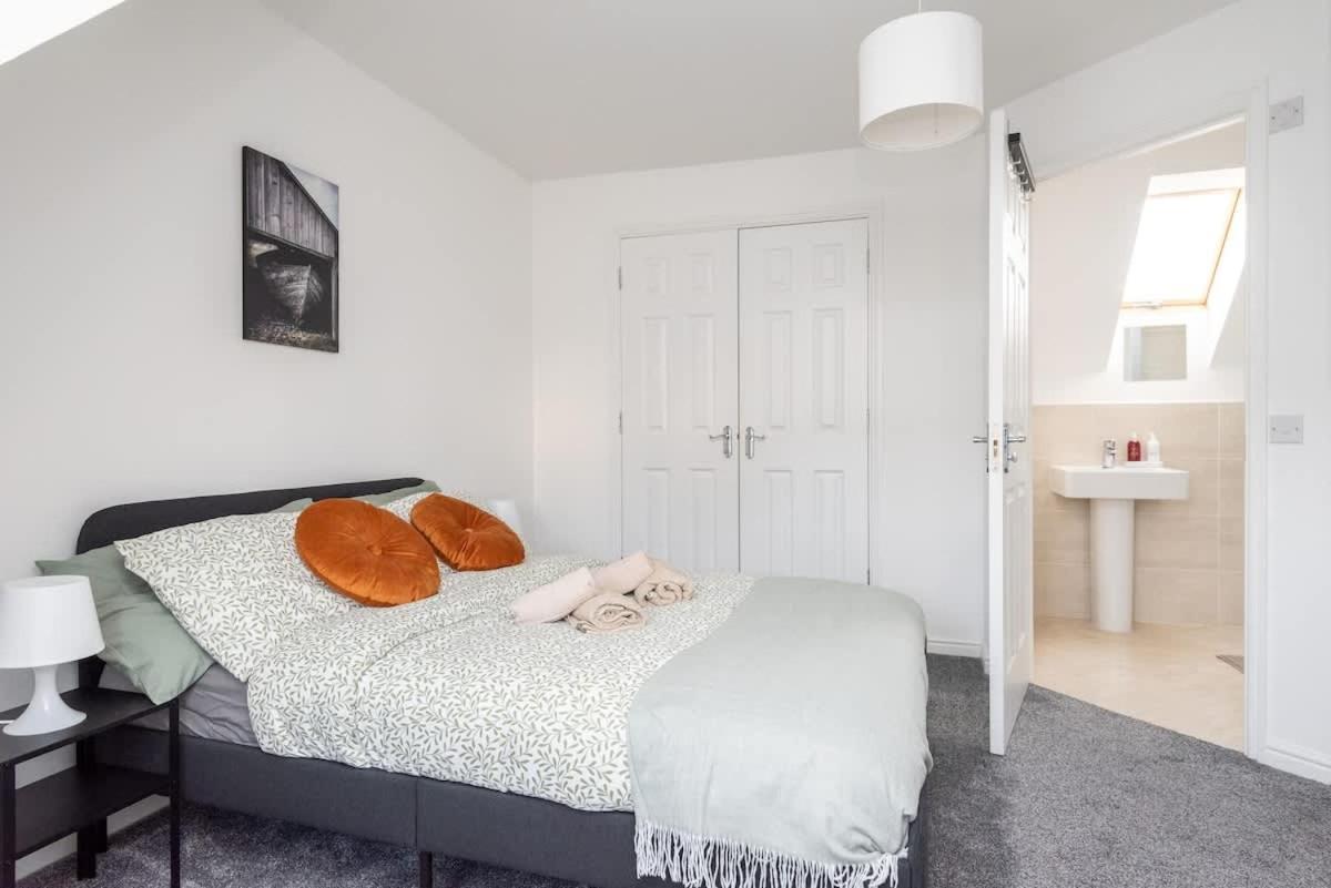 Vakantiehuis 4 Bedroom House - Free Parking *