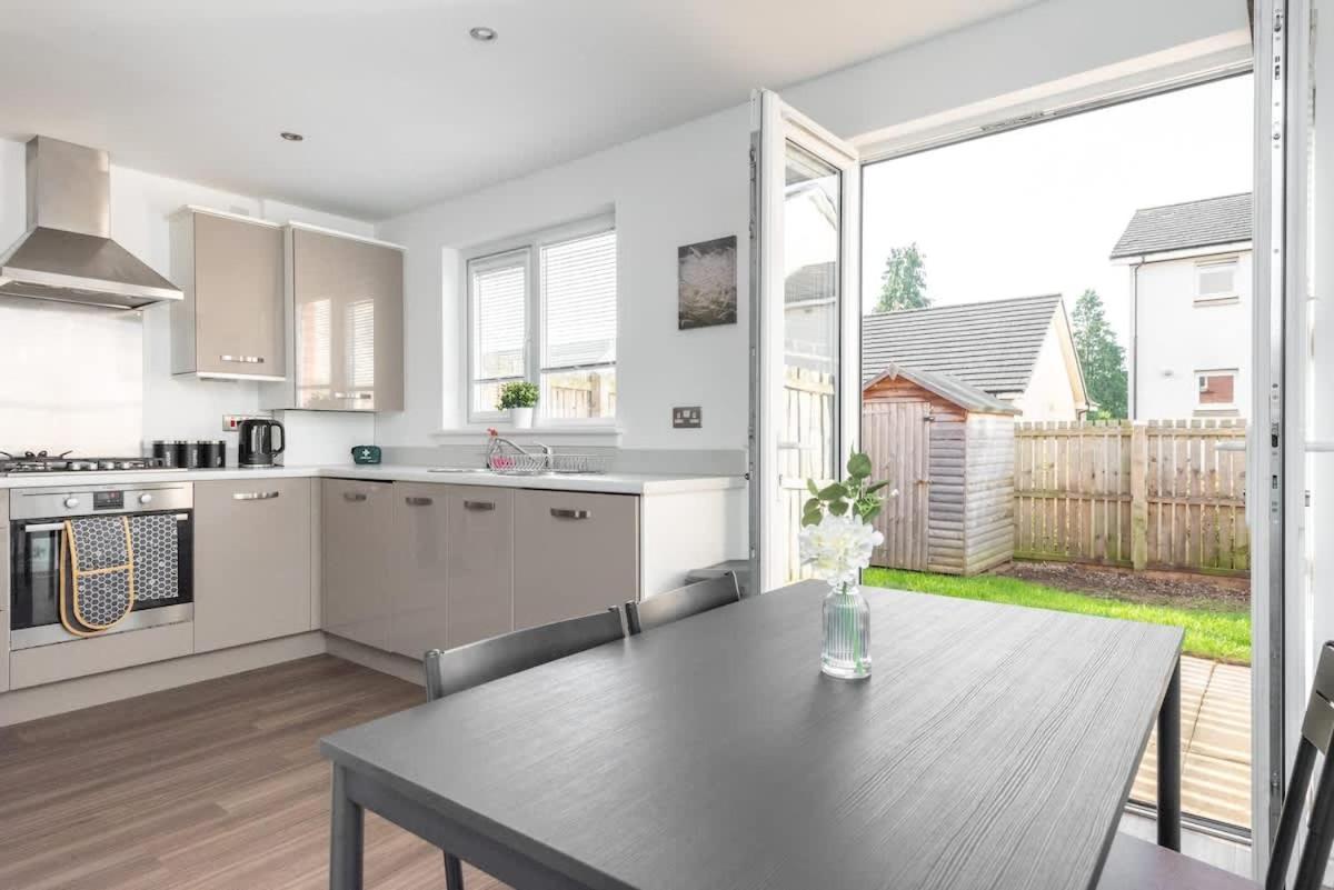 4 Bedroom House - Free Parking * EDI