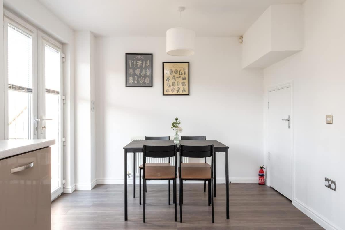 4 Bedroom House - Free Parking Holiday home