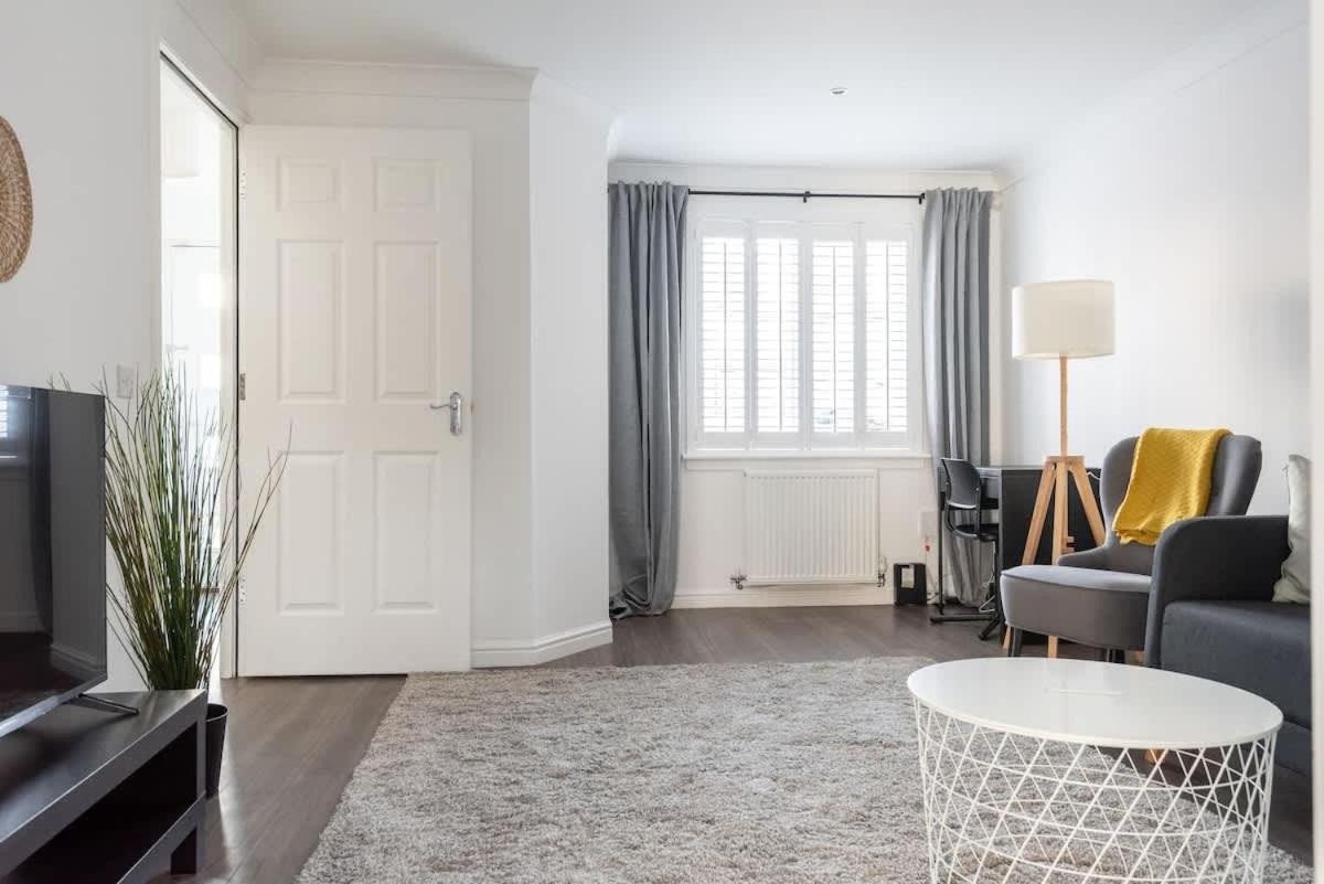 Vakantiehuis 4 Bedroom House - Free Parking *