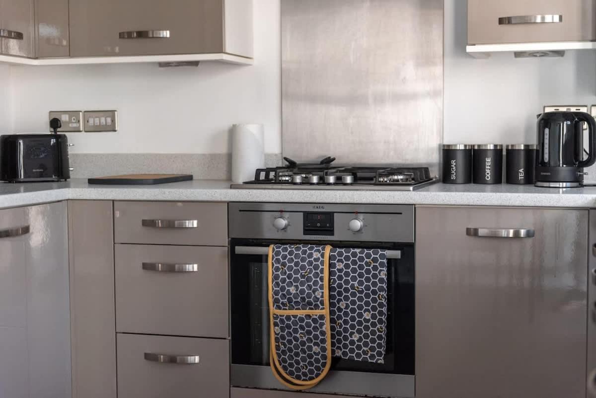 4 Bedroom House - Free Parking EDI