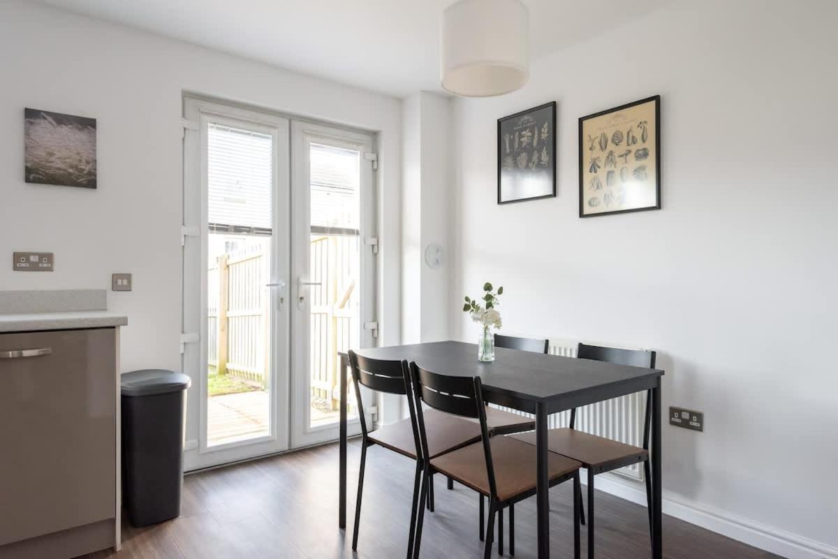 4 Bedroom House - Free Parking Vakantiehuis EDI