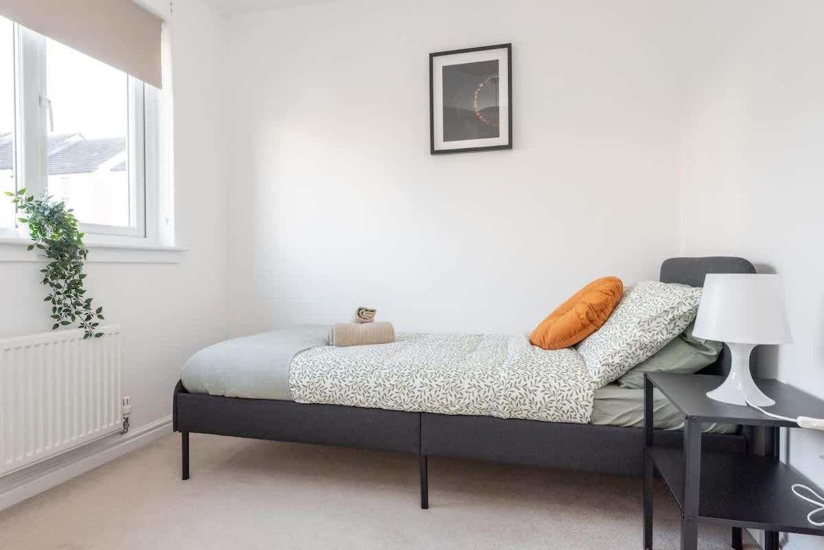 4 Bedroom House - Free Parking EDI