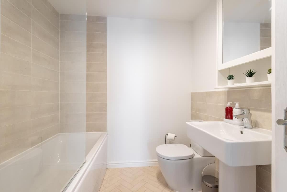 4 Bedroom House - Free Parking EDI