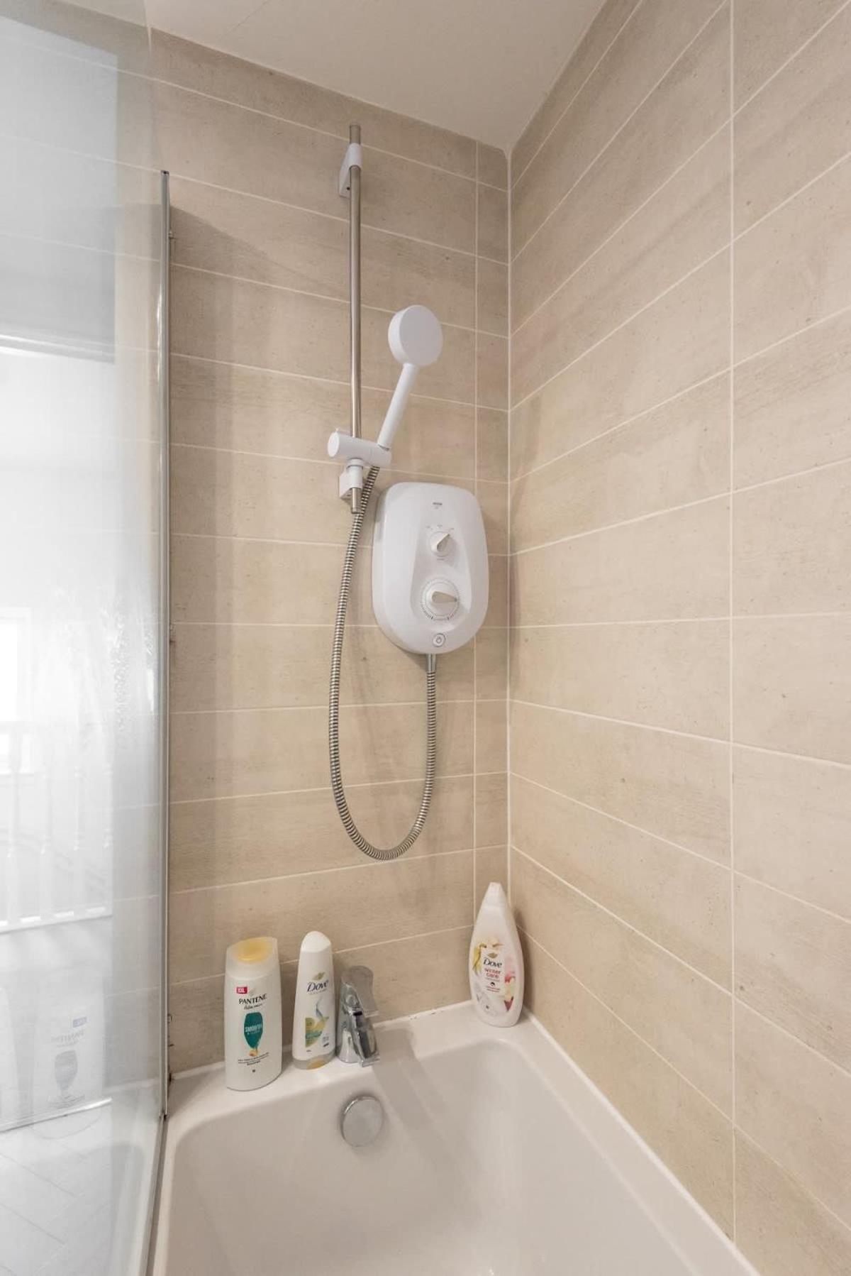 Vakantiehuis 4 Bedroom House - Free Parking