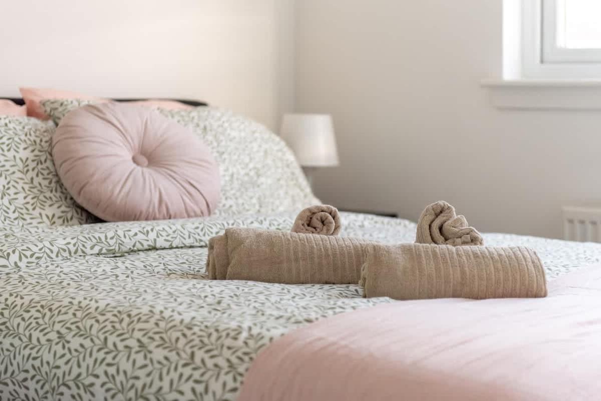 4 Bedroom House - Free Parking Vakantiehuis *