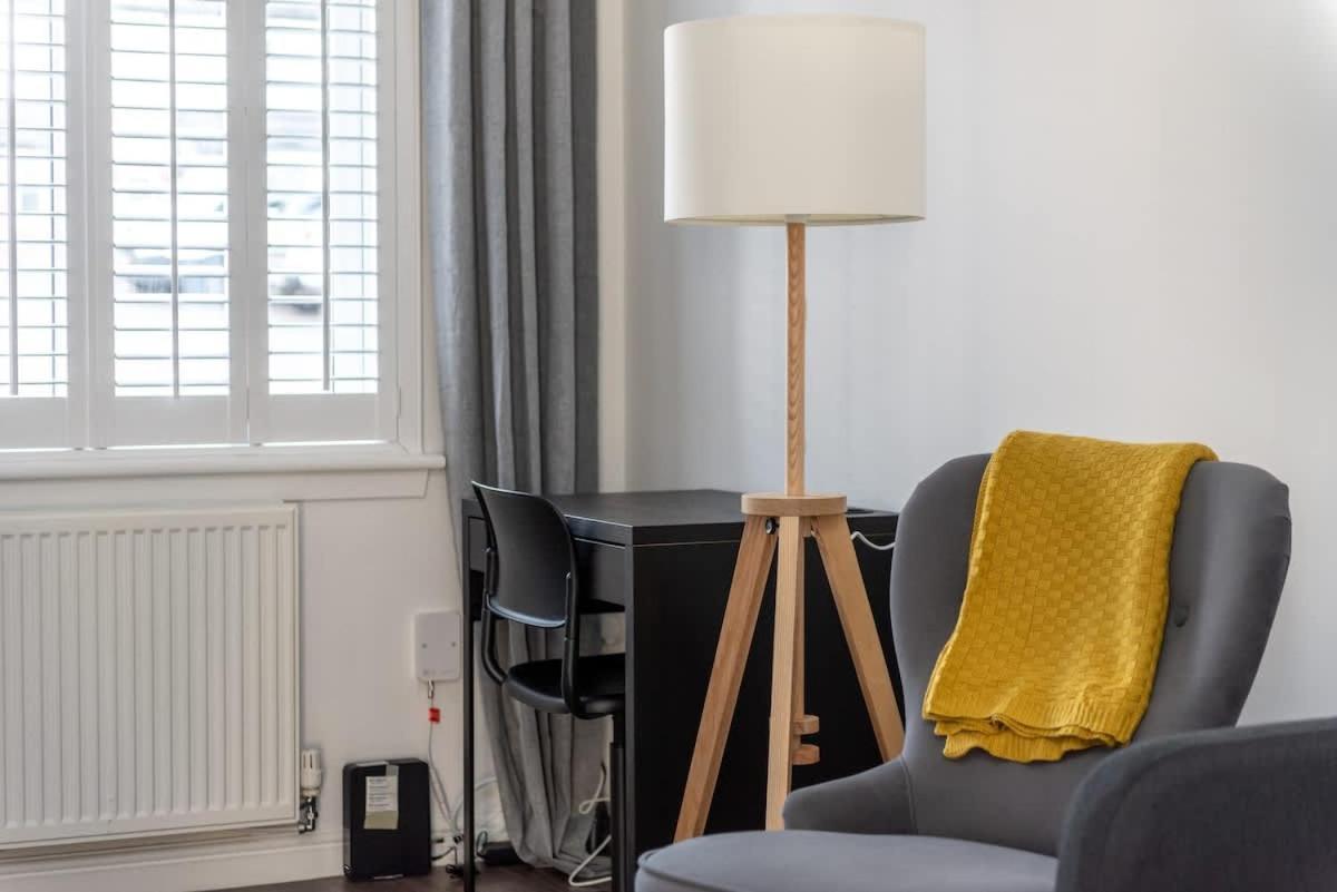 Vakantiehuis 4 Bedroom House - Free Parking
