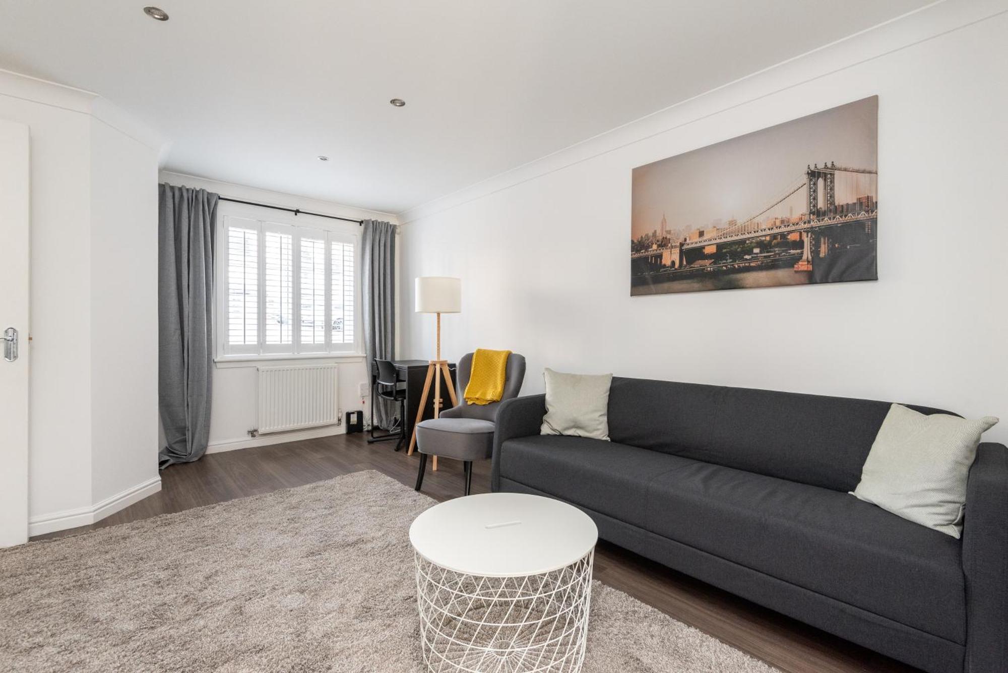 Holiday home 4 Bedroom House - Free Parking